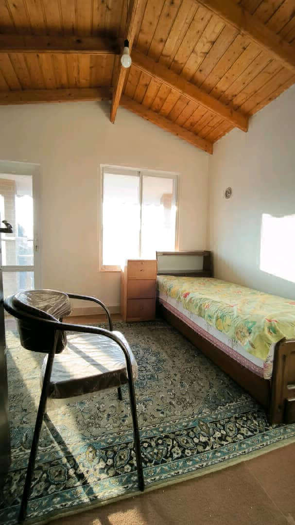 تصویر یه ویلای فلت در موقعیت روستایی با محوطه بزرگ