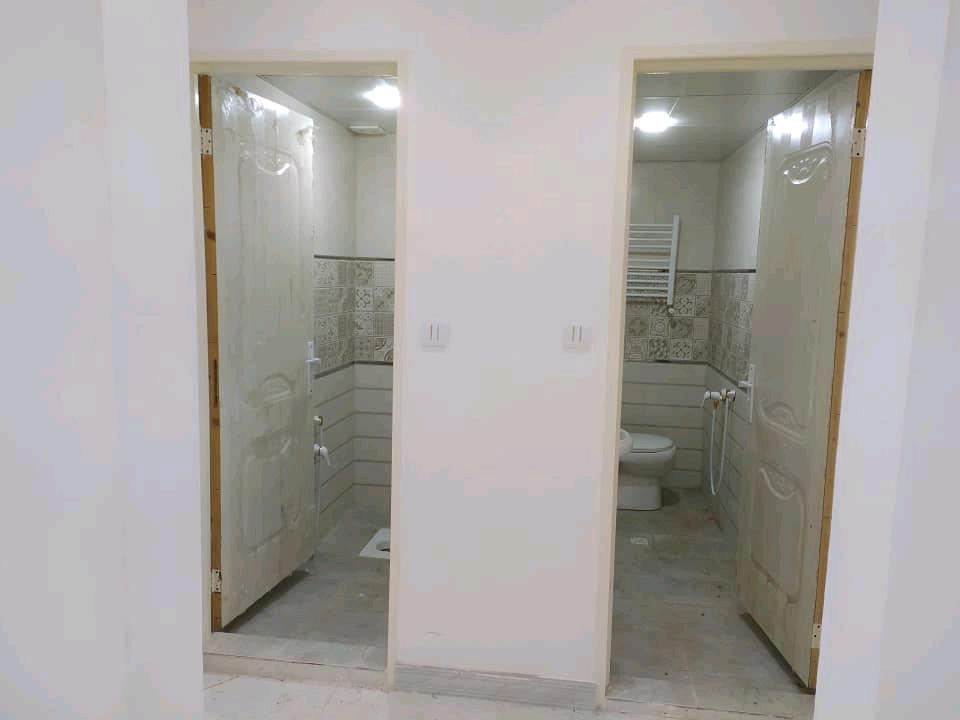 تصویر یک ویلای فلت روستایی که محوطه سازی شده و از چمن مصنوعی استفاده شده