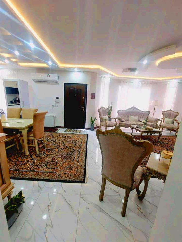 تصویر یک ویلای فلت روستایی که محوطه سازی شده و از چمن مصنوعی استفاده شده