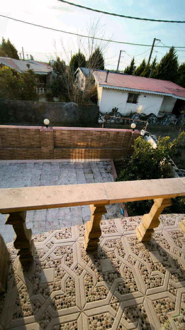 تصویر یه ویلای فلت در موقعیت روستایی با محوطه بزرگ