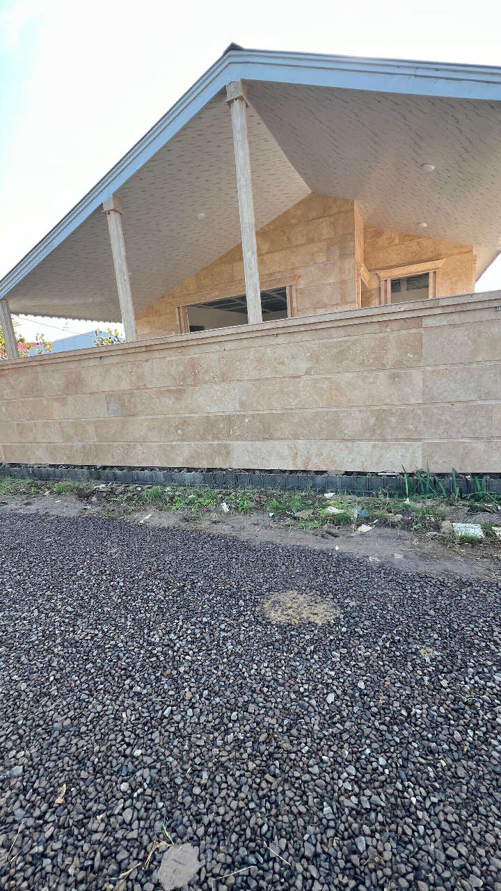 تصویر یک ویلای نما مدرن و محوطه سازی شده با موزاییک و چمن مصنوعی