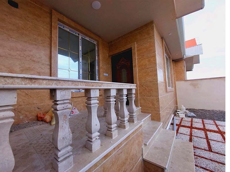 تصویر یک ویلای فلت روستایی که محوطه سازی شده و از چمن مصنوعی استفاده شده