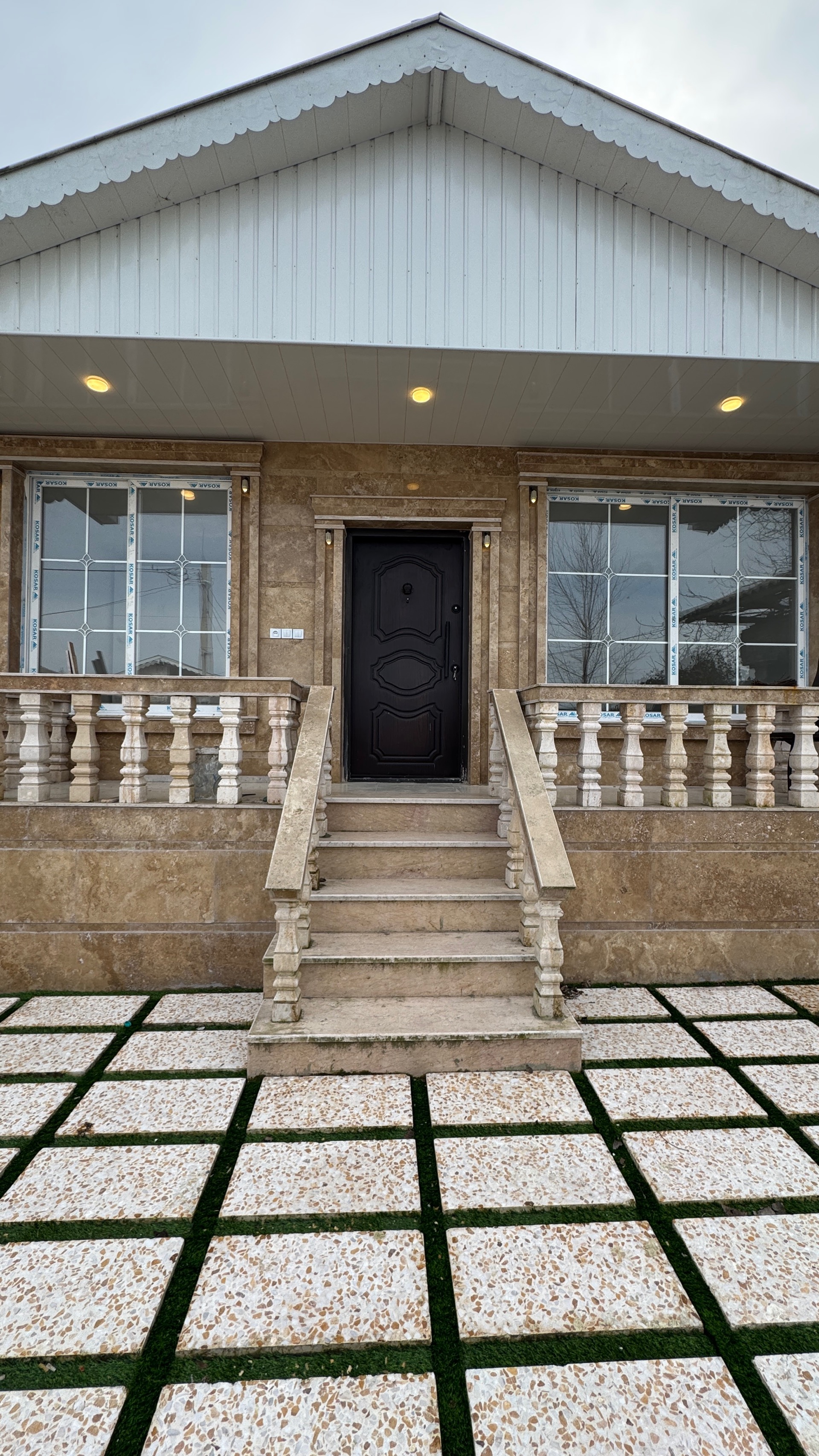 تصویر یه ویلای فلت در موقعیت روستایی با محوطه بزرگ