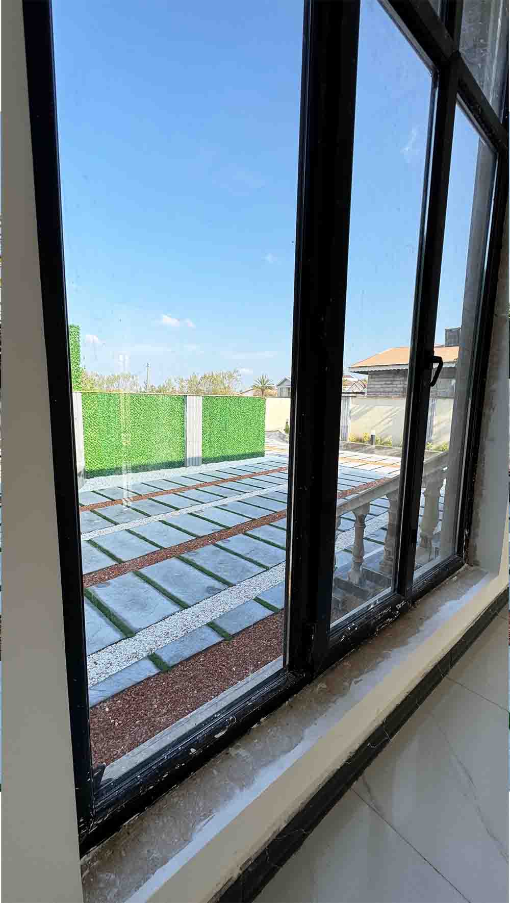 یه ویلای نوساز نما مدرن با محوطه سازی موزاییک و چمن مصنوعی