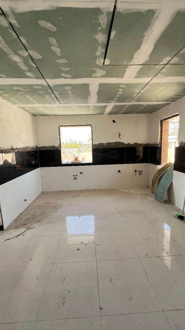 تصویر یک ویلای نما مدرن و محوطه سازی شده با موزاییک و چمن مصنوعی