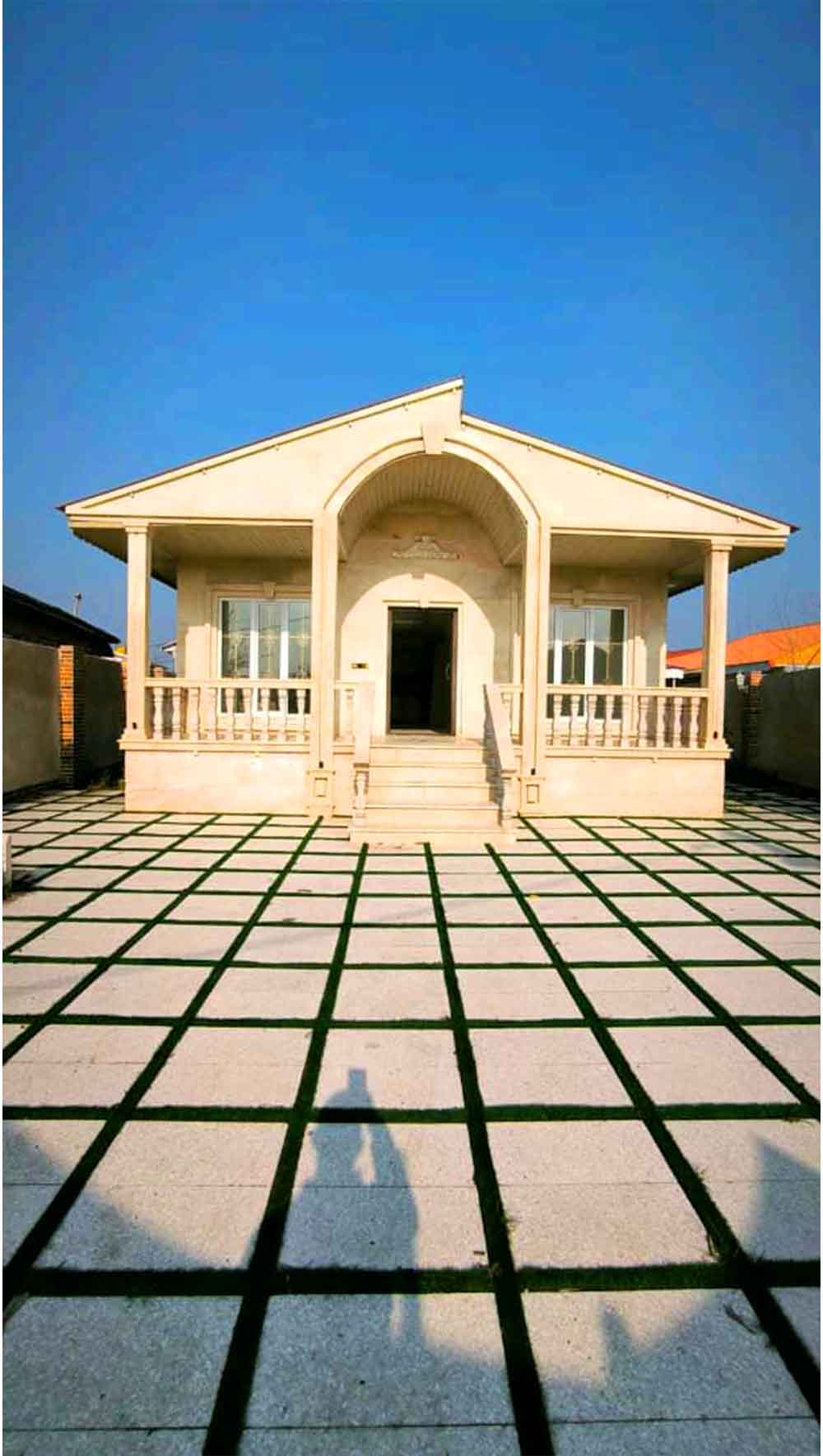 تصویر یه ویلای فلت در موقعیت روستایی با محوطه بزرگ