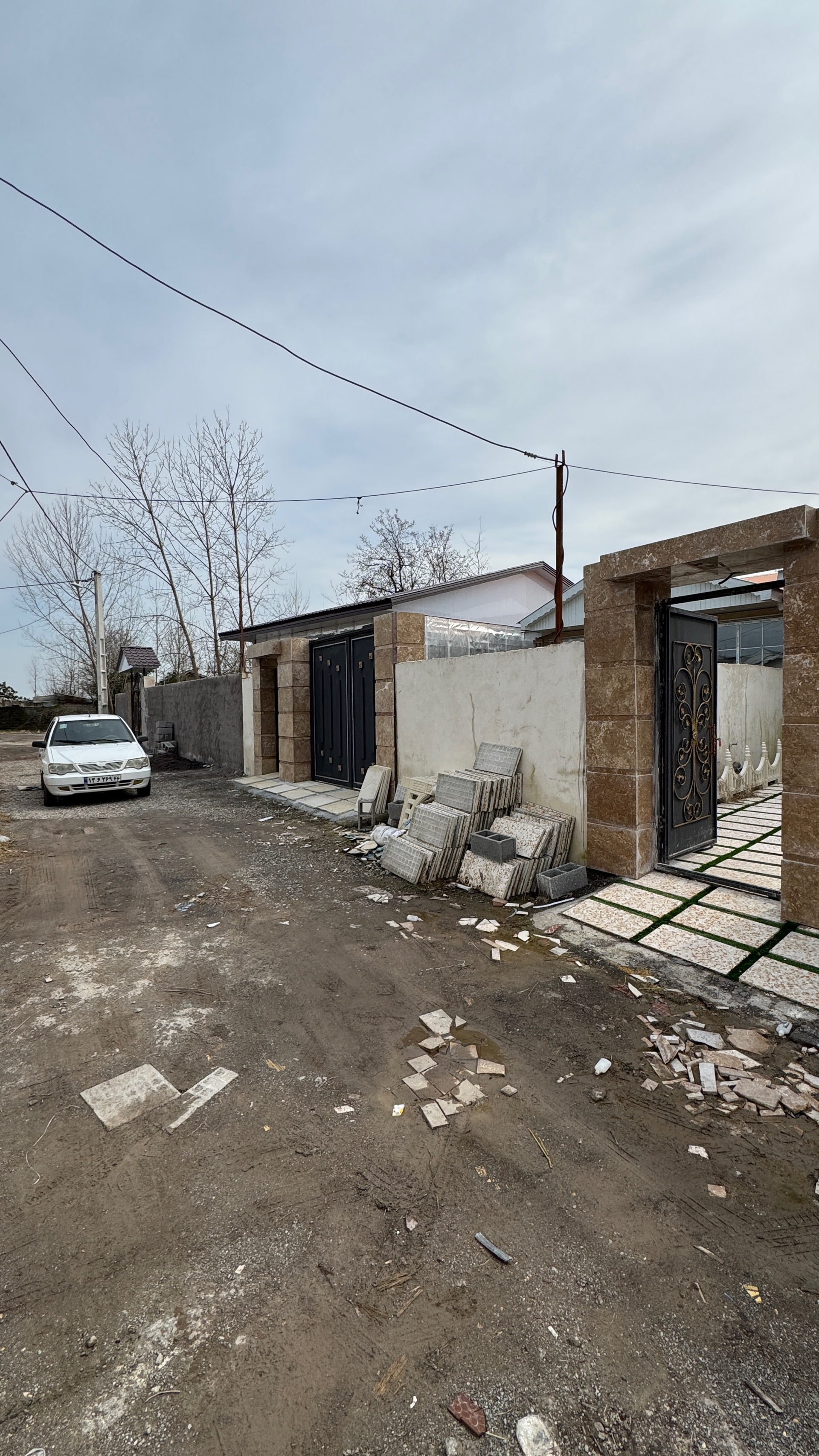 تصویر یه ویلای فلت در موقعیت روستایی با محوطه بزرگ