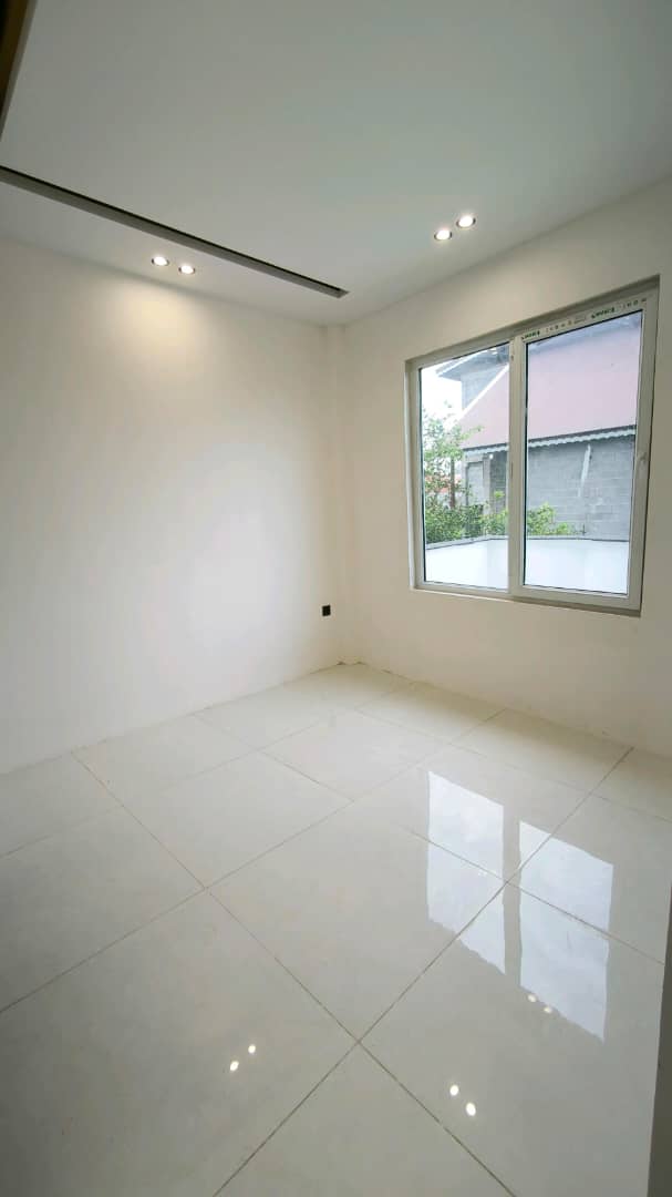 تصویر یک ویلای نما مدرن و محوطه سازی شده با موزاییک و چمن مصنوعی