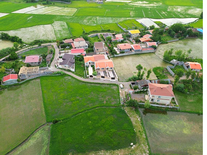 تصویر یک ویلای فلت روستایی که محوطه سازی شده و از چمن مصنوعی استفاده شده