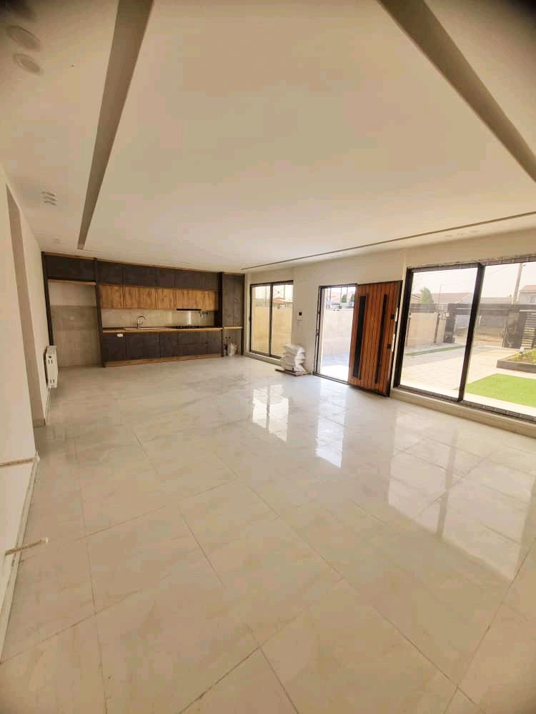 تصویر یک ویلای فلت روستایی که محوطه سازی شده و از چمن مصنوعی استفاده شده