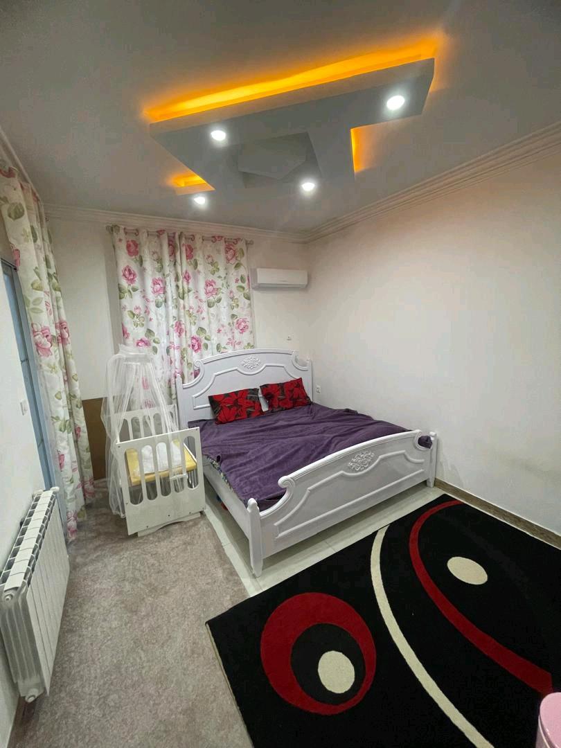 تصویر یه ویلای فلت در موقعیت شهری با محوطه بزرگ