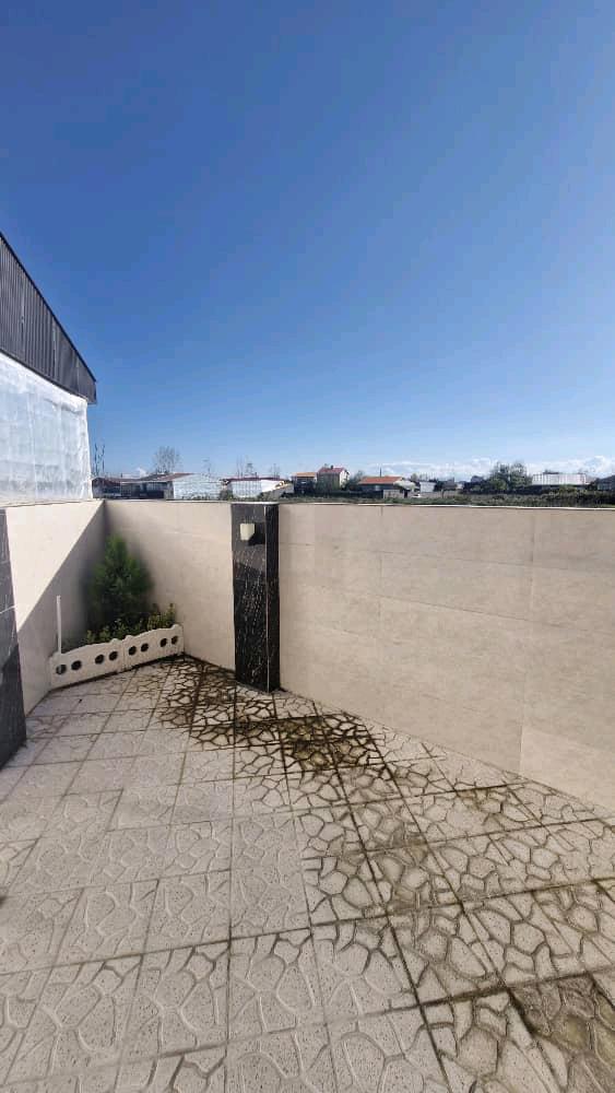 تصویر یه ویلای فلت در موقعیت شهری با محوطه بزرگ