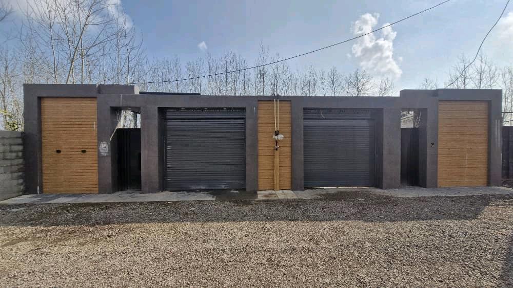 تصویر یک ویلای نما مدرن و محوطه سازی شده با موزاییک و چمن مصنوعی