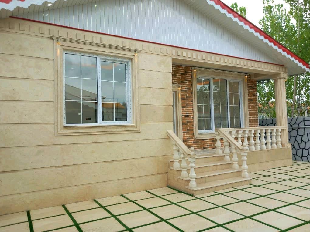 تصویر یک ویلای فلت روستایی که محوطه سازی شده و از چمن مصنوعی استفاده شده