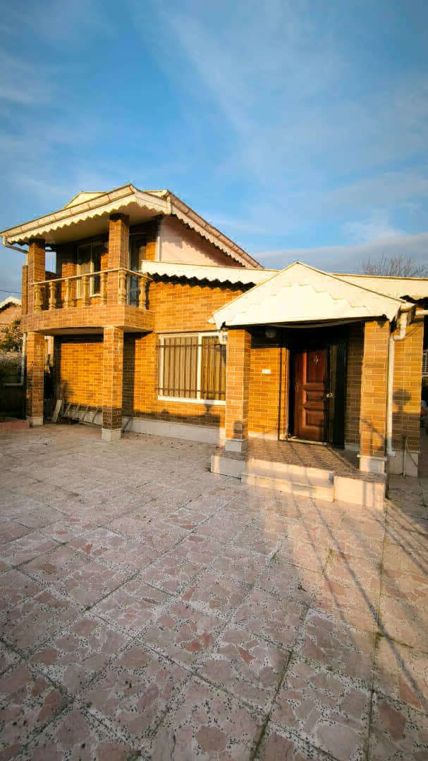 تصویر یه ویلای فلت در موقعیت روستایی با محوطه بزرگ