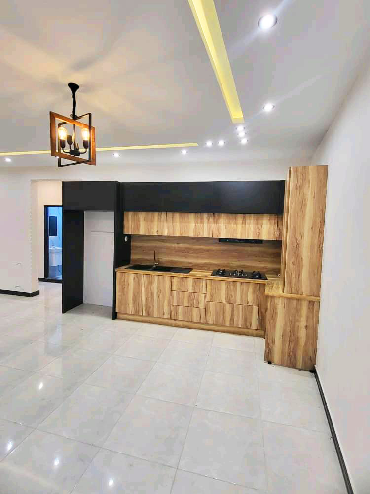 تصویر یک ویلای نما مدرن و محوطه سازی شده با موزاییک و چمن مصنوعی