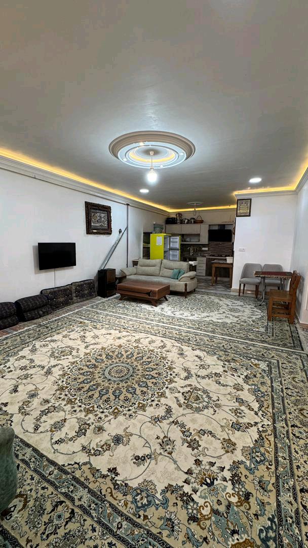 یک ویلای نما سنگ با حیاط بزرگ