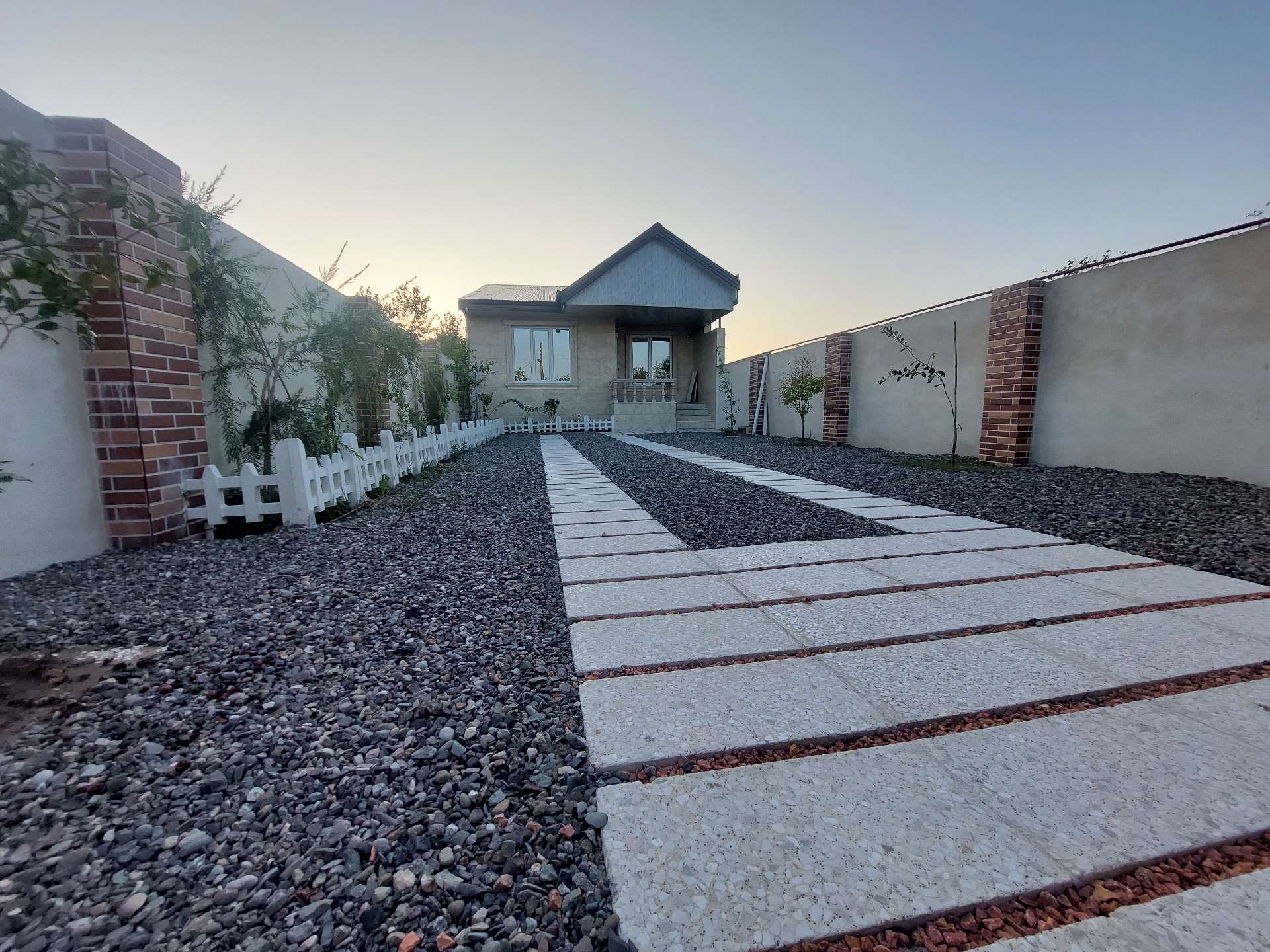 تصویر ویلا نوساز نماسنگ محوطه سازی شده در خشکبیجار