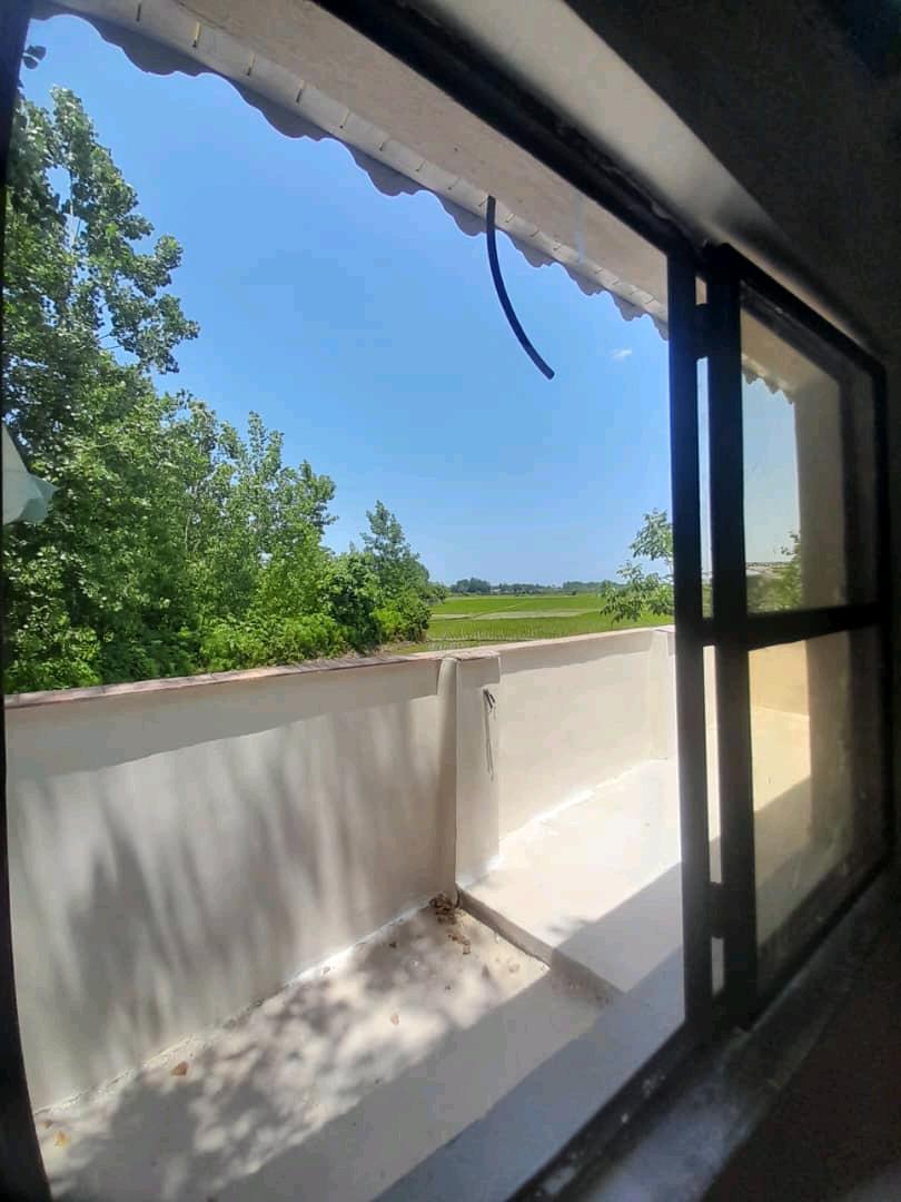 تصویر یک ویلای نما مدرن و محوطه سازی شده با موزاییک و چمن مصنوعی