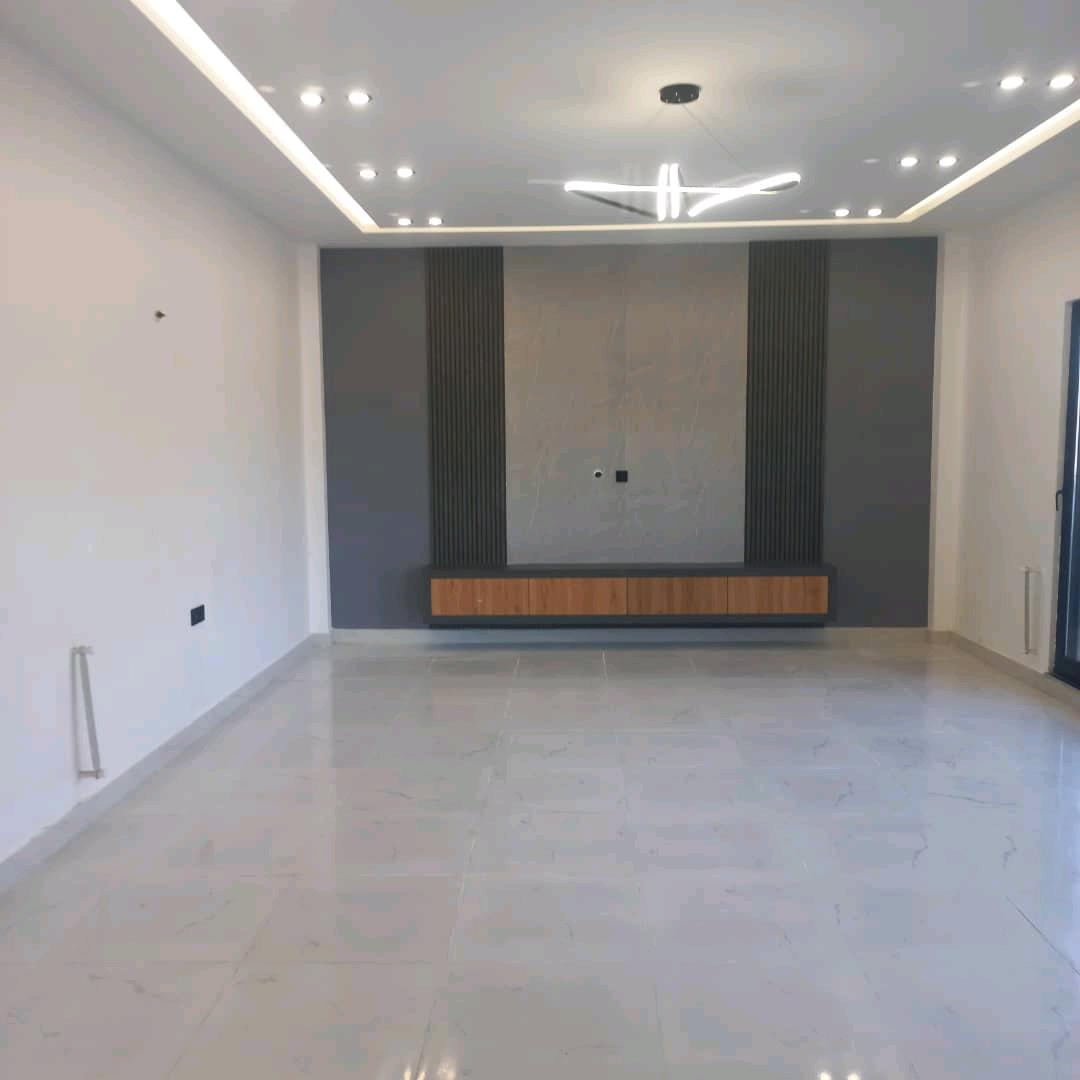 تصویر یک ویلای فلت روستایی که محوطه سازی شده و از چمن مصنوعی استفاده شده