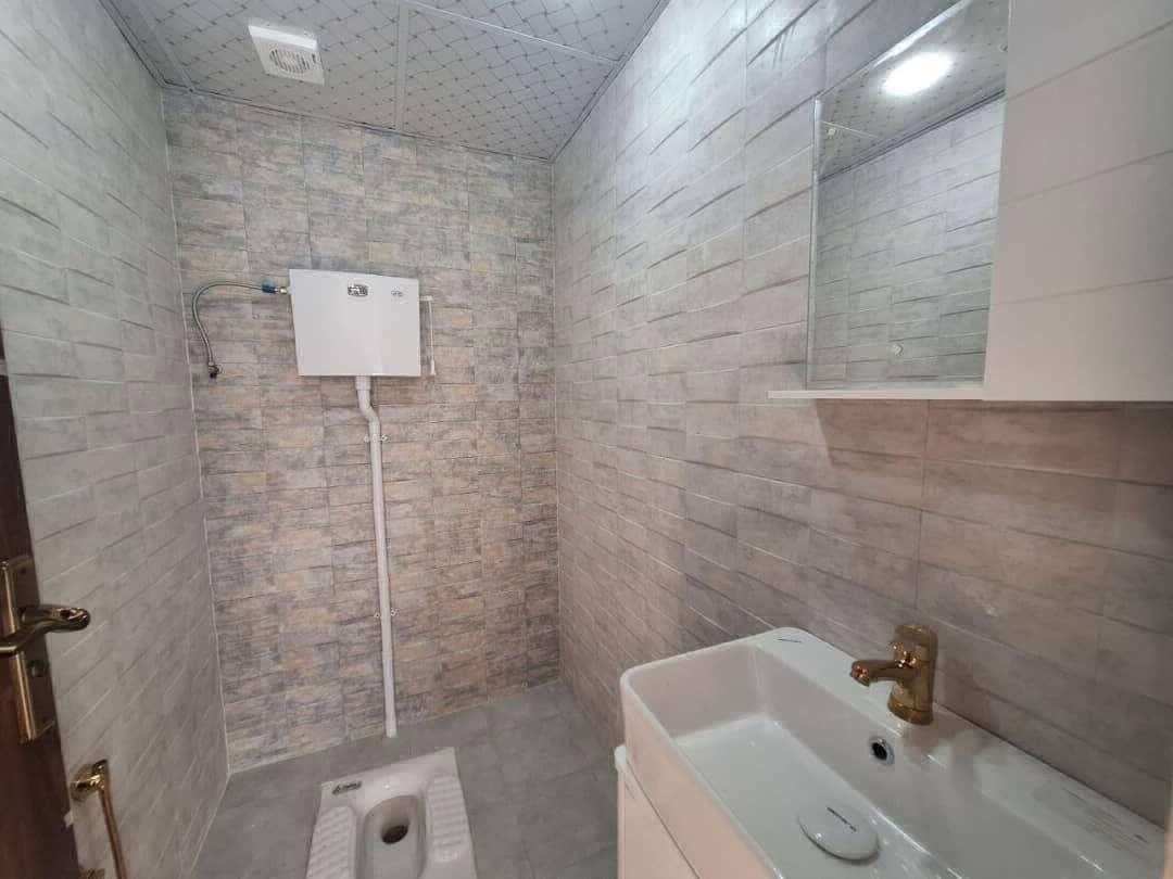 تصویر یک ویلای نما مدرن و محوطه سازی شده با موزاییک و چمن مصنوعی