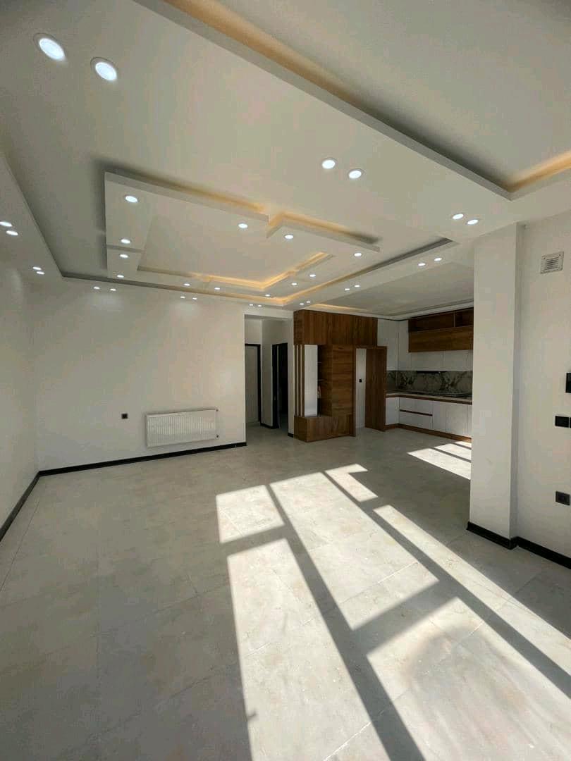 تصویر یک ویلای فلت روستایی که محوطه سازی شده و از چمن مصنوعی استفاده شده