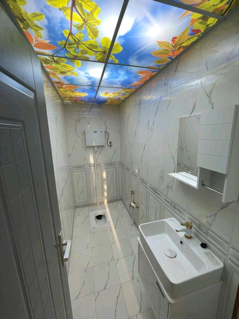 تصویر یه ویلای فلت در موقعیت شهری با محوطه بزرگ