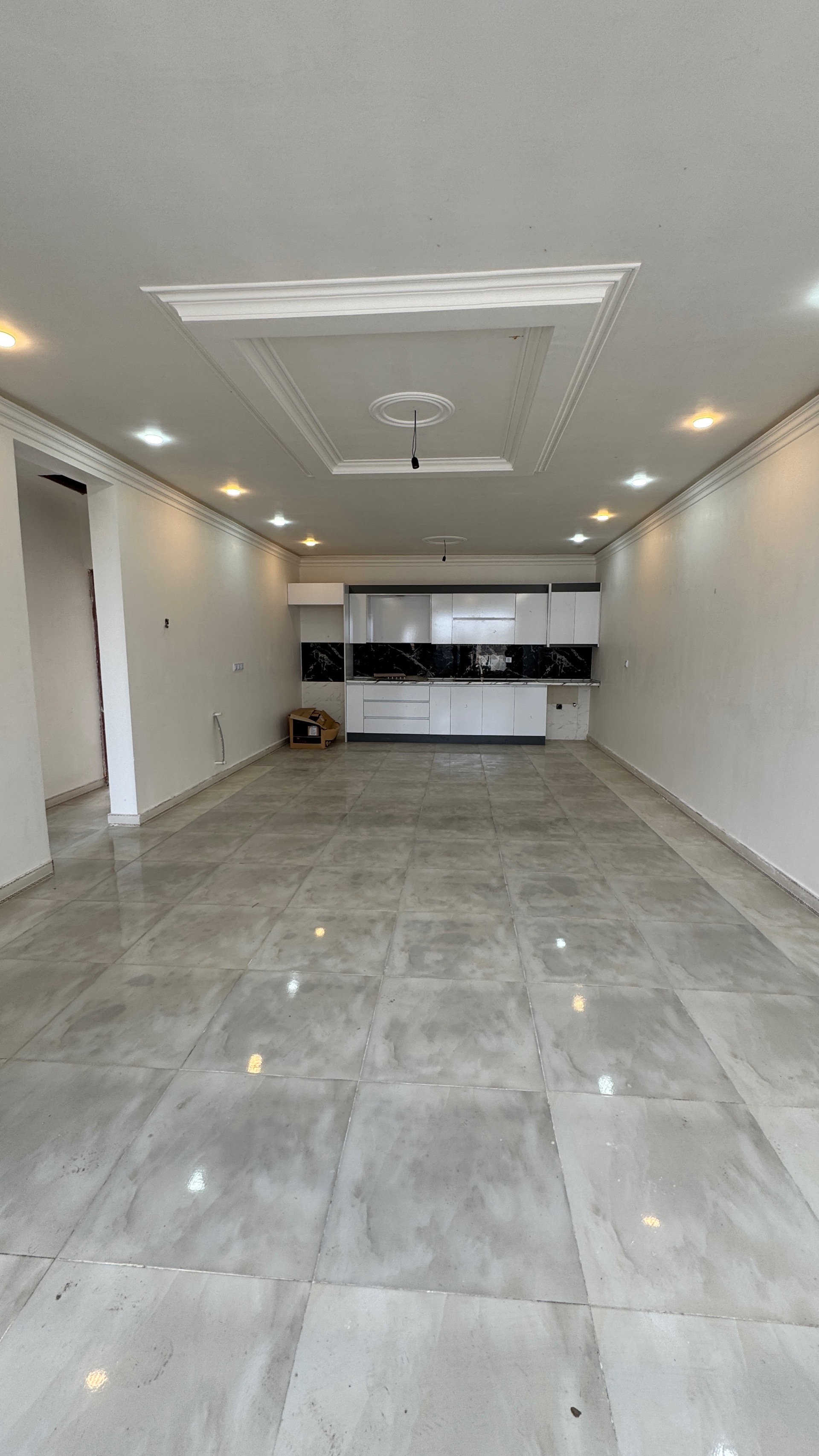 تصویر یه ویلای فلت در موقعیت روستایی با محوطه بزرگ