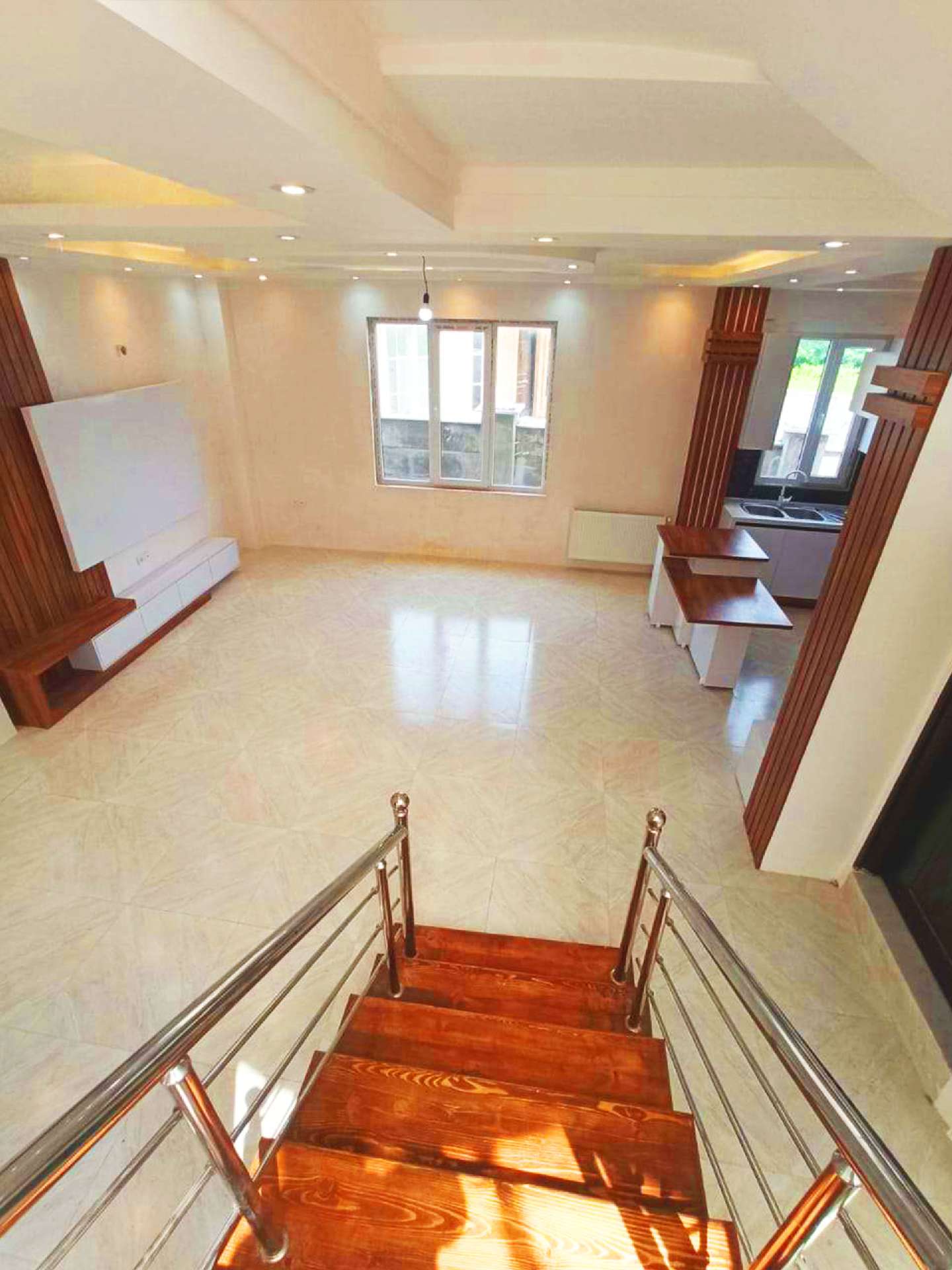 تصویر یه ویلای فلت در موقعیت روستایی با محوطه بزرگ