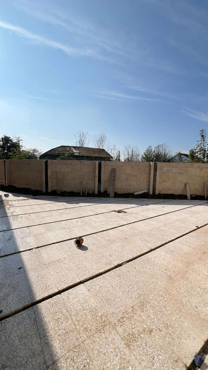 تصویر یک ویلای نما مدرن و محوطه سازی شده با موزاییک و چمن مصنوعی