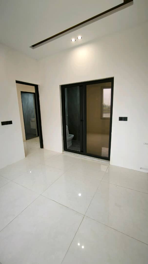 تصویر یک ویلای نما مدرن و محوطه سازی شده با موزاییک و چمن مصنوعی