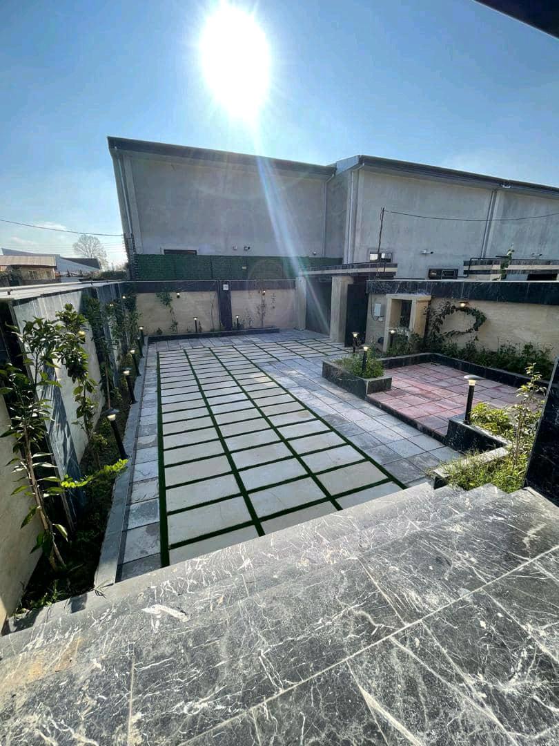 تصویر یه ویلای فلت در موقعیت شهری با محوطه بزرگ