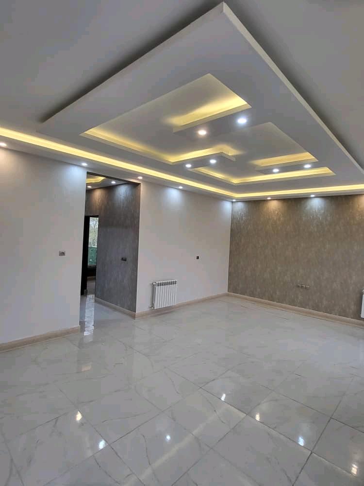 تصویر یک ویلای نما مدرن و محوطه سازی شده با موزاییک و چمن مصنوعی