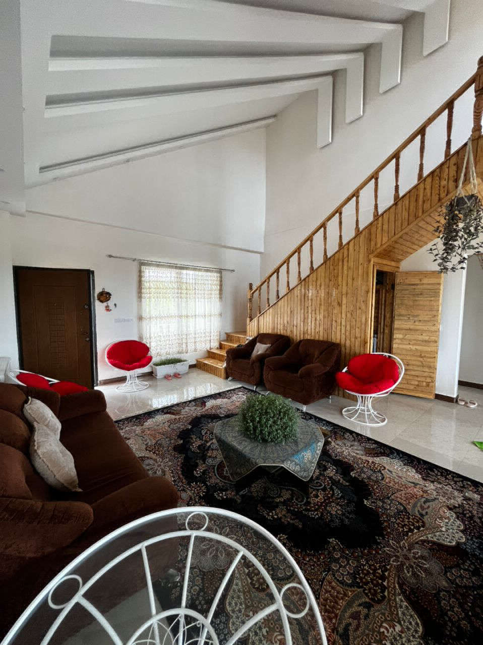 تصویر یک ویلای نما مدرن و محوطه سازی شده با موزاییک و چمن مصنوعی