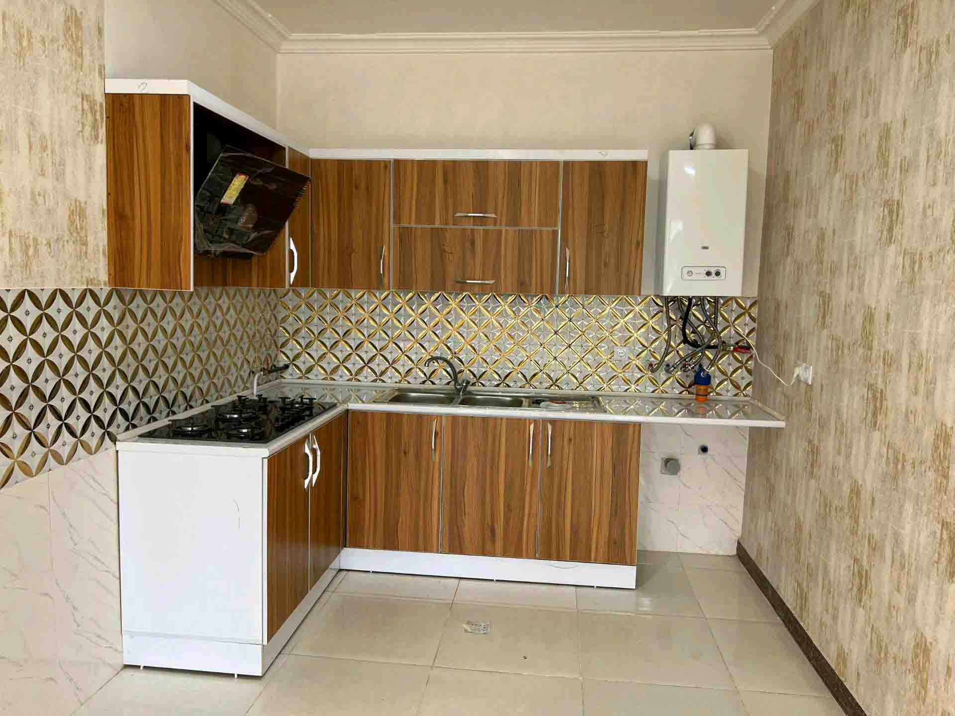 تصویر یه ویلای فلت در موقعیت شهری با محوطه بزرگ