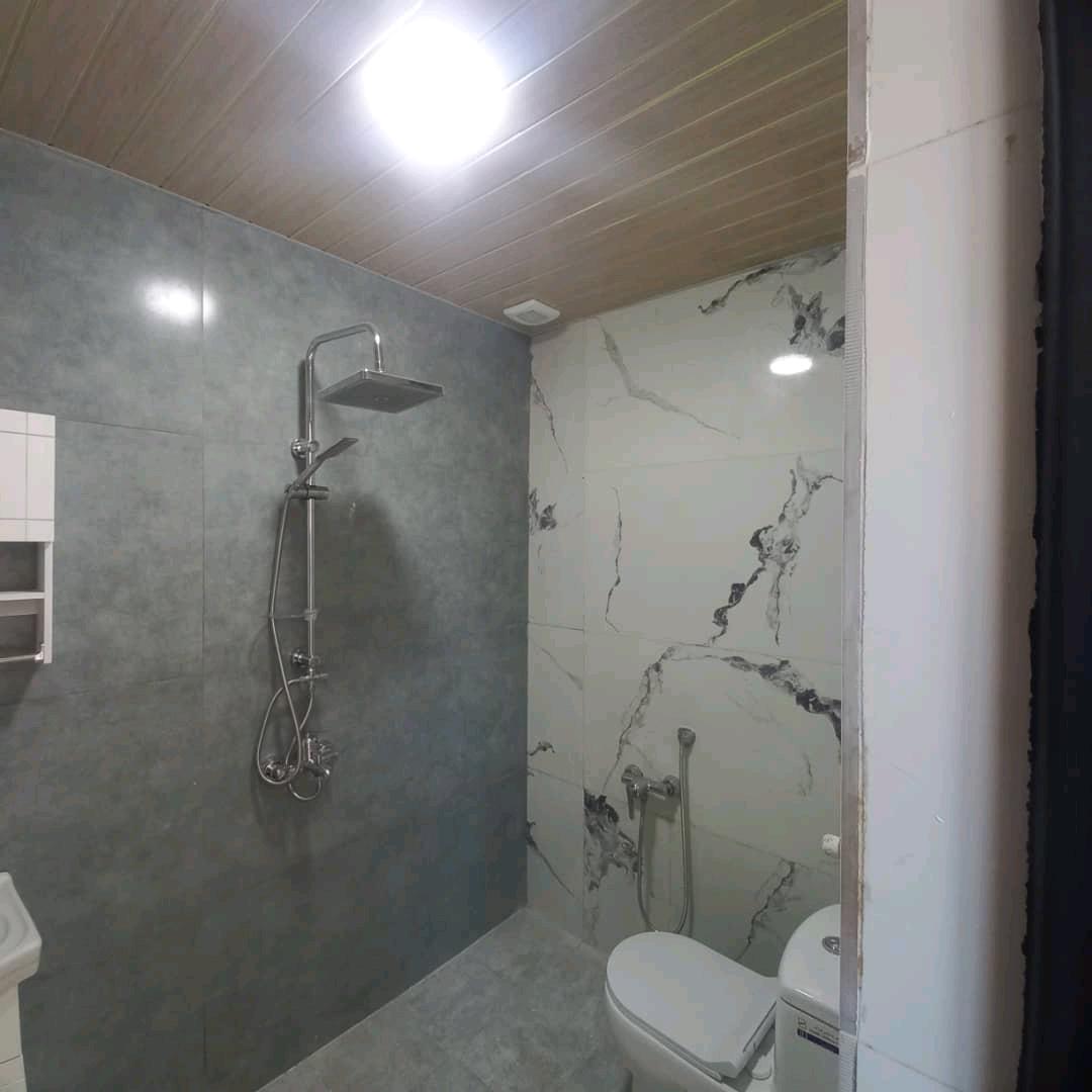 تصویر یک ویلای فلت روستایی که محوطه سازی شده و از چمن مصنوعی استفاده شده