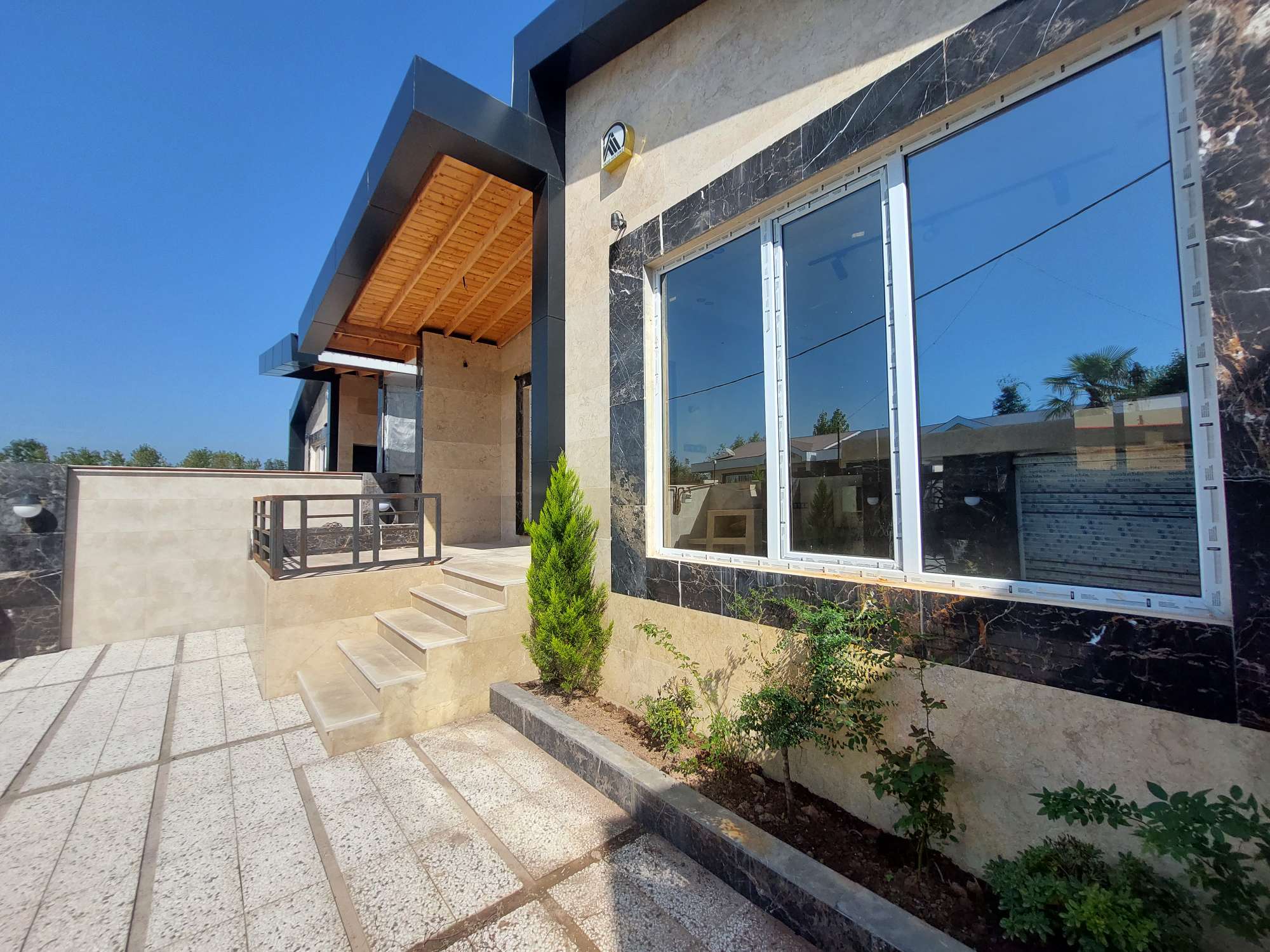 تویرویلای نمامدرن محوطه سازی شده