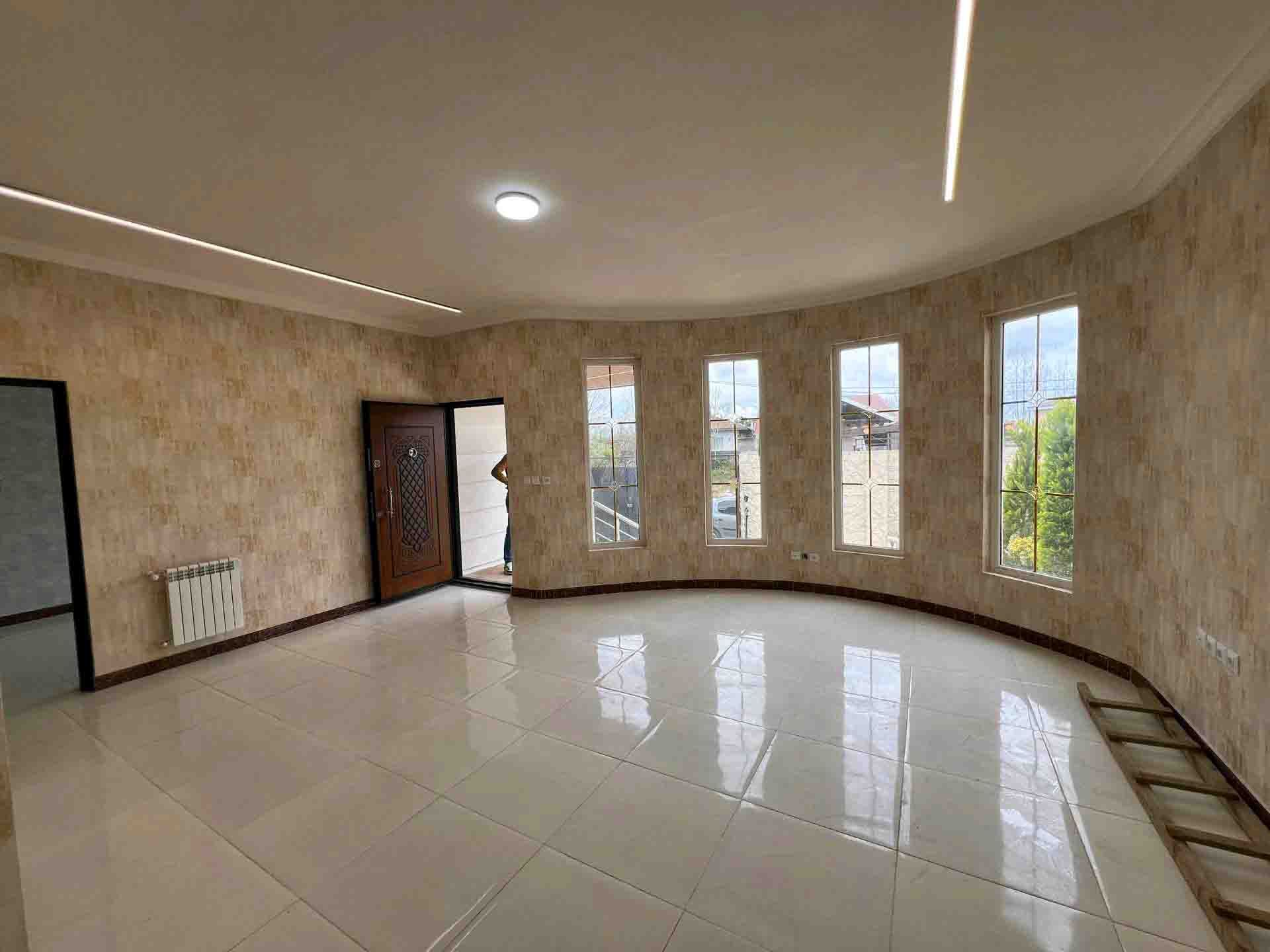 تصویر یه ویلای فلت در موقعیت شهری با محوطه بزرگ