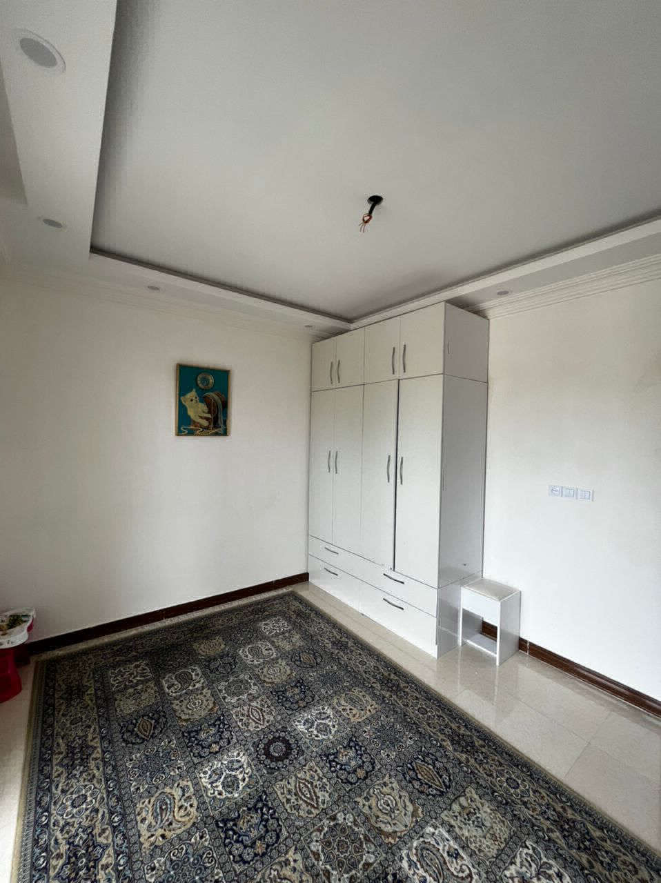 تصویر یک ویلای نما مدرن و محوطه سازی شده با موزاییک و چمن مصنوعی