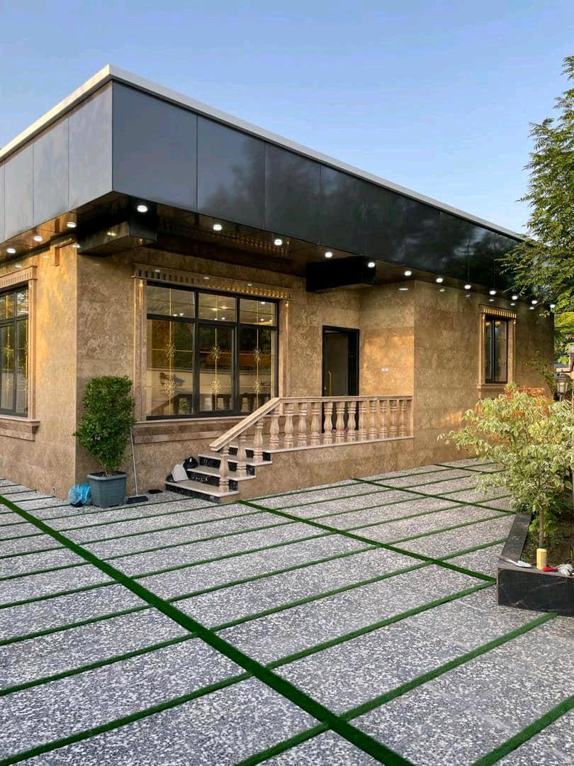 تصویر یه ویلای فلت در موقعیت شهری با محوطه بزرگ