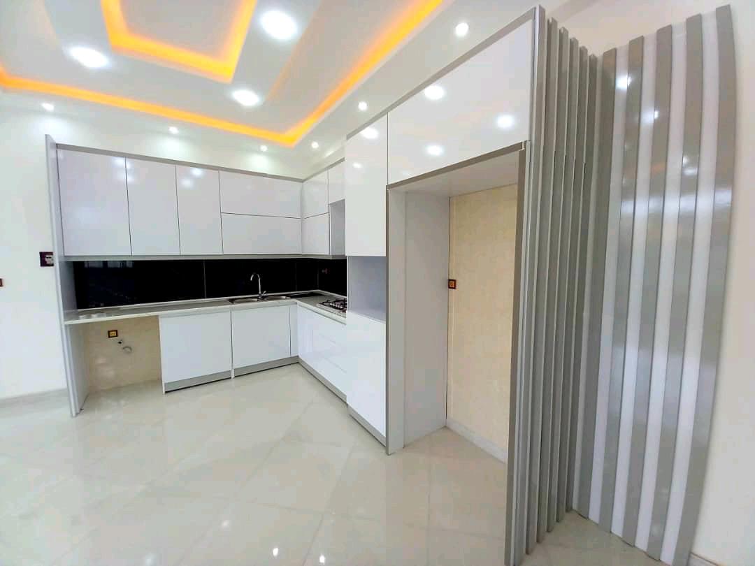 تصویر یک ویلای فلت روستایی که محوطه سازی شده و از چمن مصنوعی استفاده شده