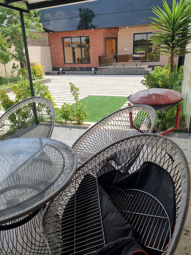 تصویر یه ویلای فلت در موقعیت روستایی با محوطه بزرگ