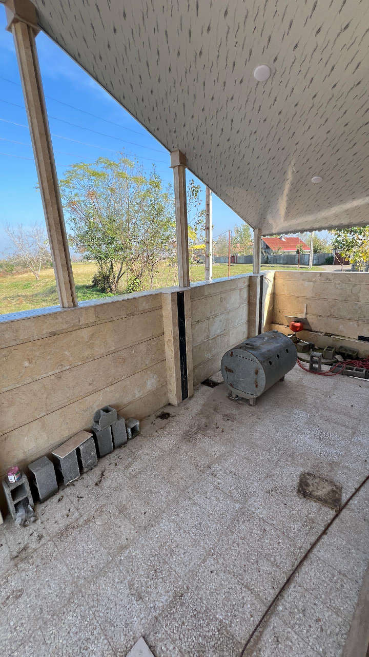 تصویر یک ویلای نما مدرن و محوطه سازی شده با موزاییک و چمن مصنوعی