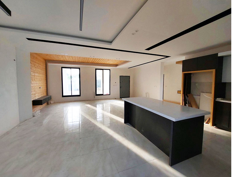 تصویر یک ویلای نما مدرن و محوطه سازی شده با موزاییک و چمن مصنوعی