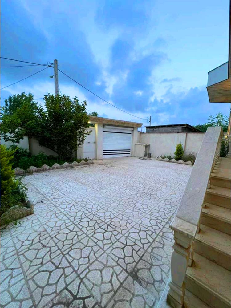 تصویر یک ویلای فلت روستایی که محوطه سازی شده و از چمن مصنوعی استفاده شده