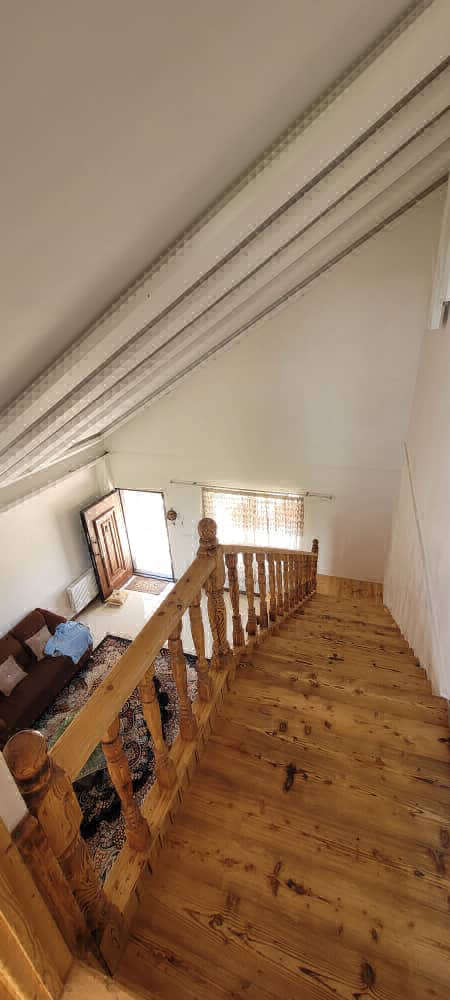 تصویر یک ویلای نما مدرن و محوطه سازی شده با موزاییک و چمن مصنوعی