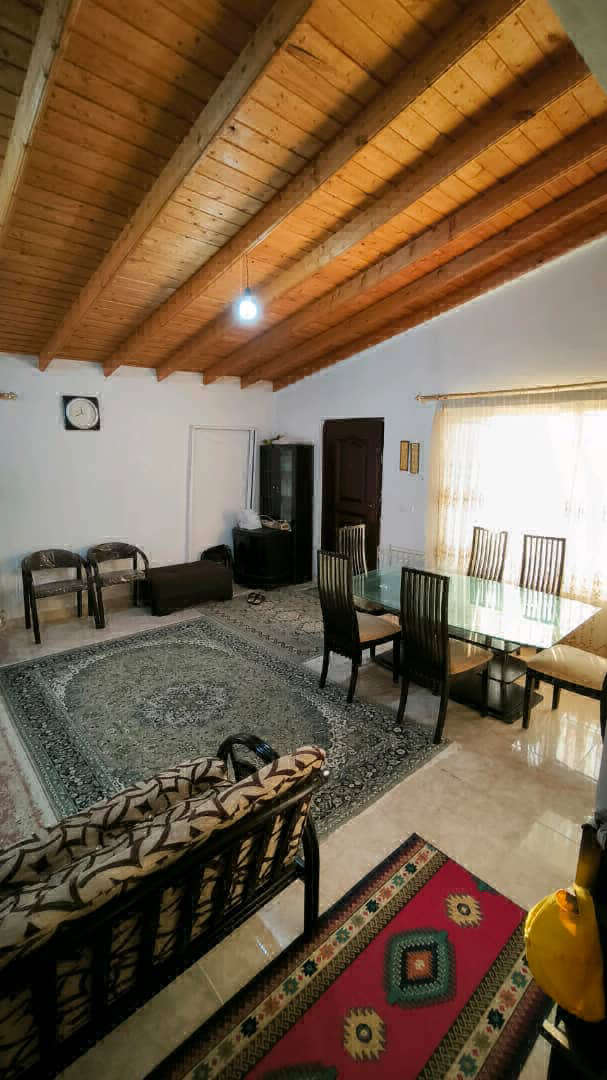 تصویر یه ویلای فلت در موقعیت روستایی با محوطه بزرگ