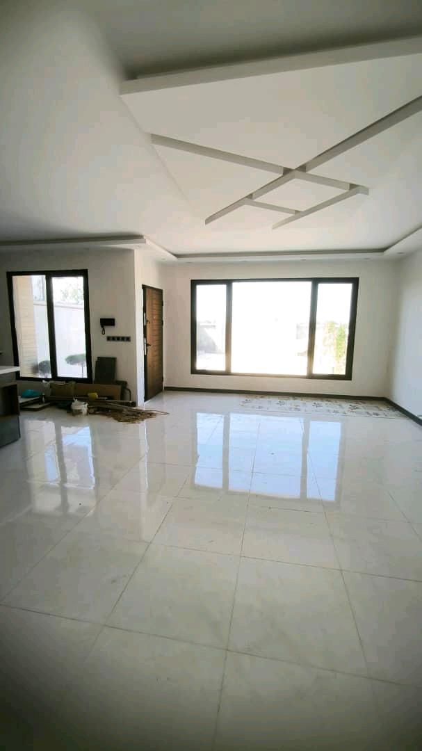 تصویر یه ویلای فلت در موقعیت شهری با محوطه بزرگ