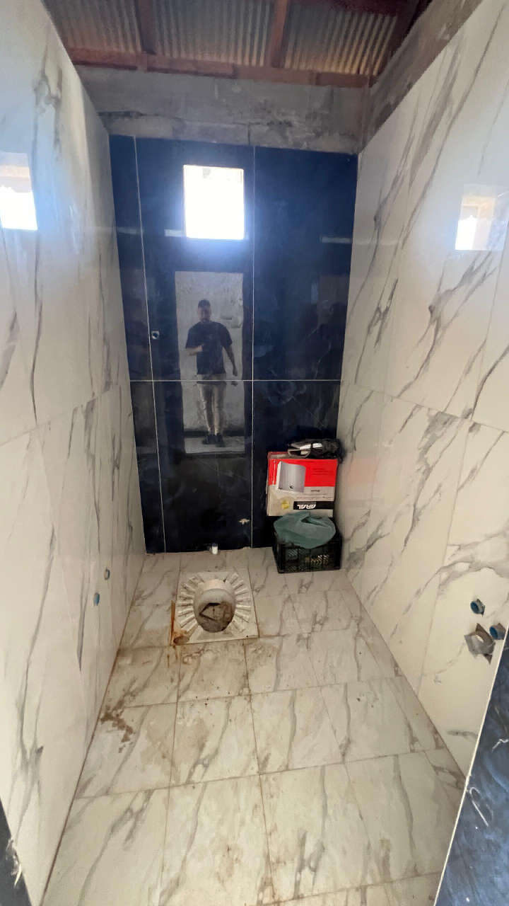 تصویر یک ویلای نما مدرن و محوطه سازی شده با موزاییک و چمن مصنوعی