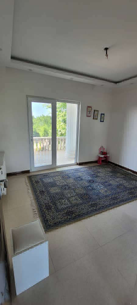 تصویر یک ویلای نما مدرن و محوطه سازی شده با موزاییک و چمن مصنوعی